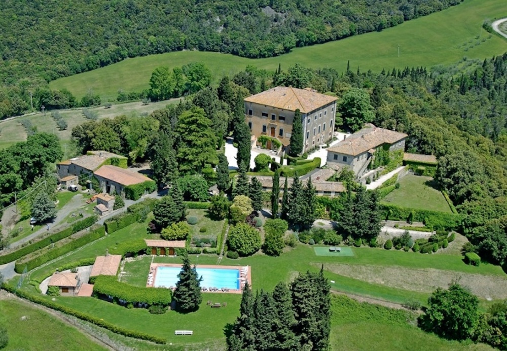 Aerial view of villa for wedding in Tuscany