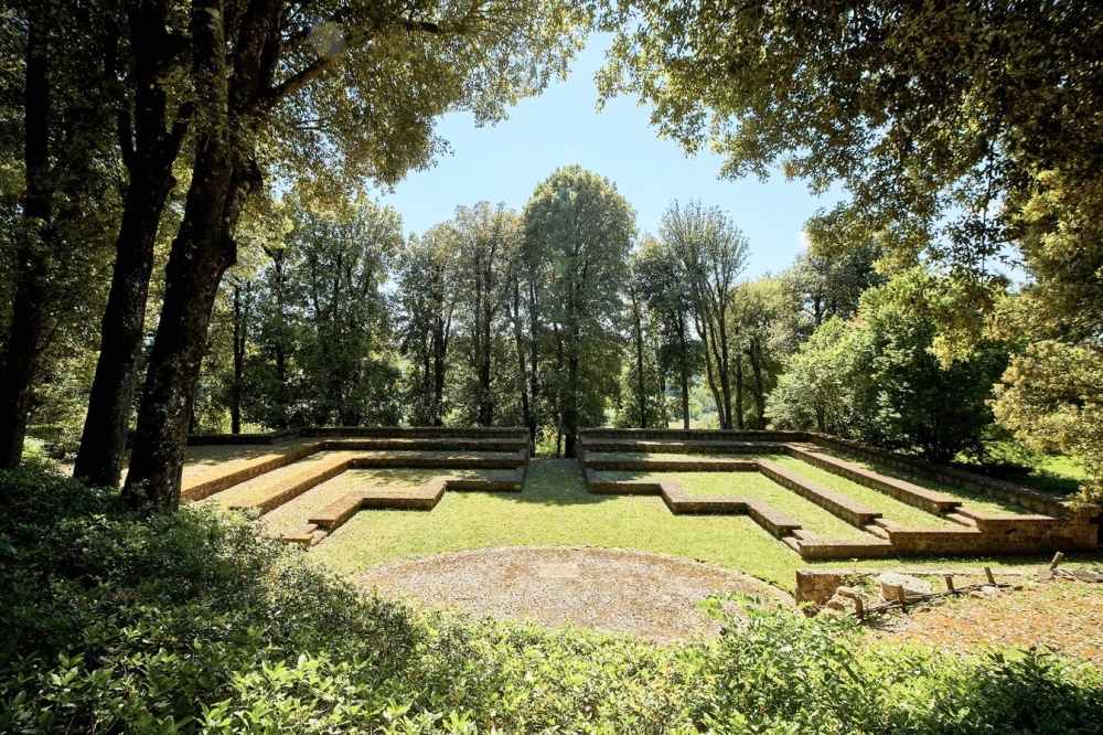 Amphitheatre of wedding hamlet in Tuscany