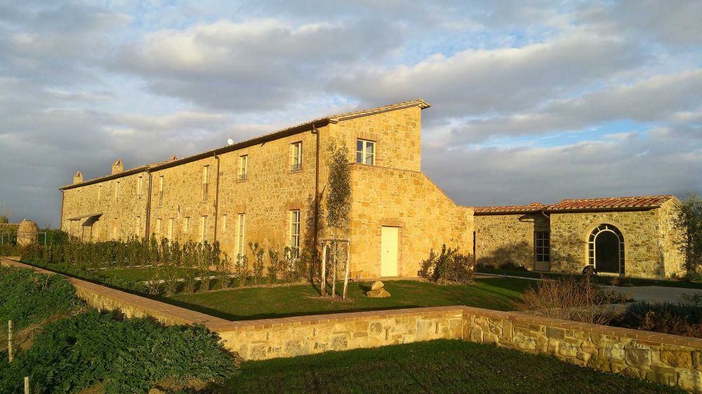 Annex at sunset of wine resort for weddings in Tuscany