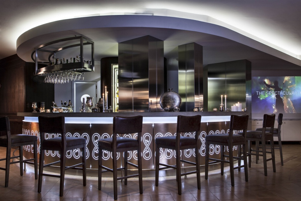 Bar counter room at luxury wedding venue in Lucca