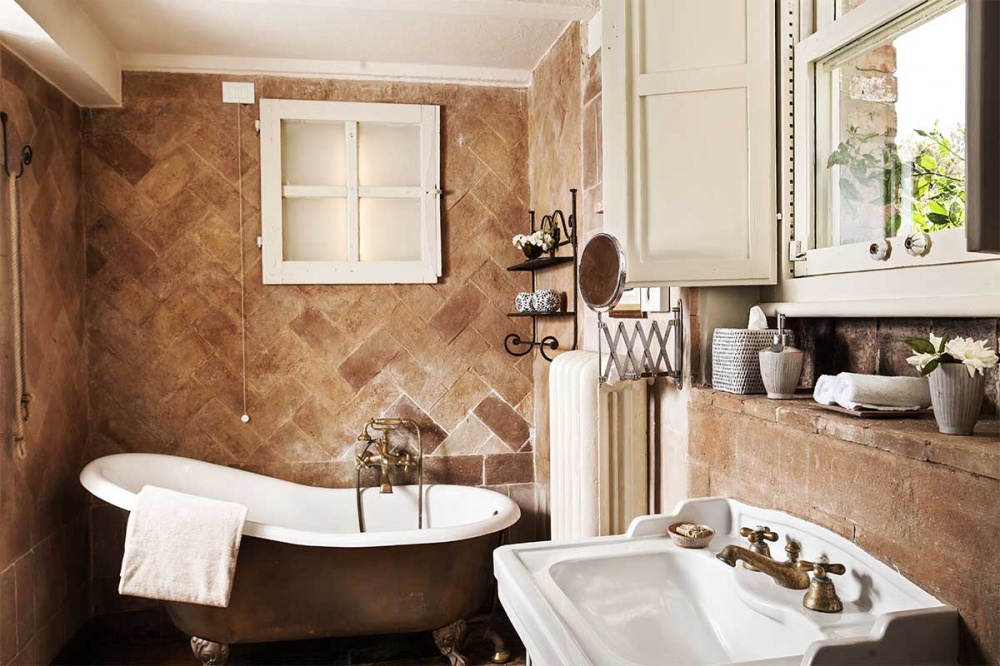 Bathroom with old style tub at wedding hamlet in Chianti