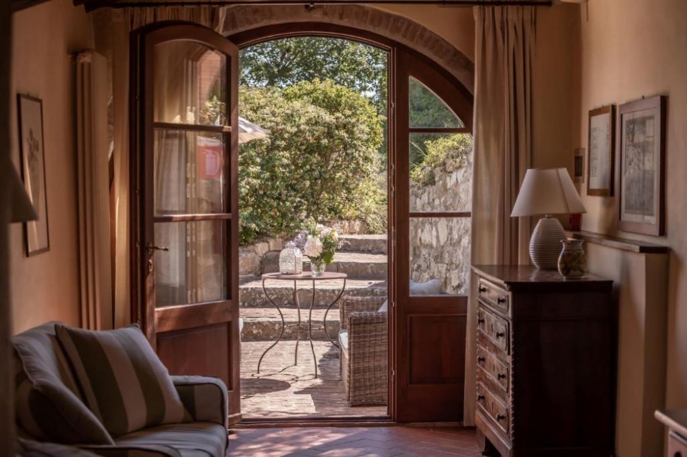 Bedroom and relax area of villa for wedding in Siena