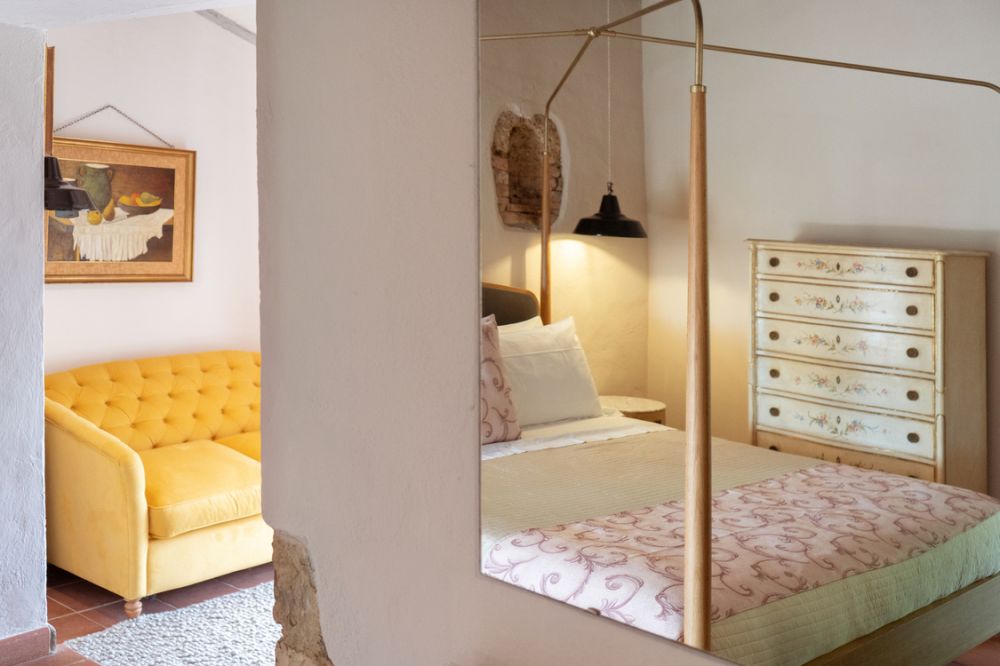 Bedroom with yellow sofa at the castle for weddings in Siena