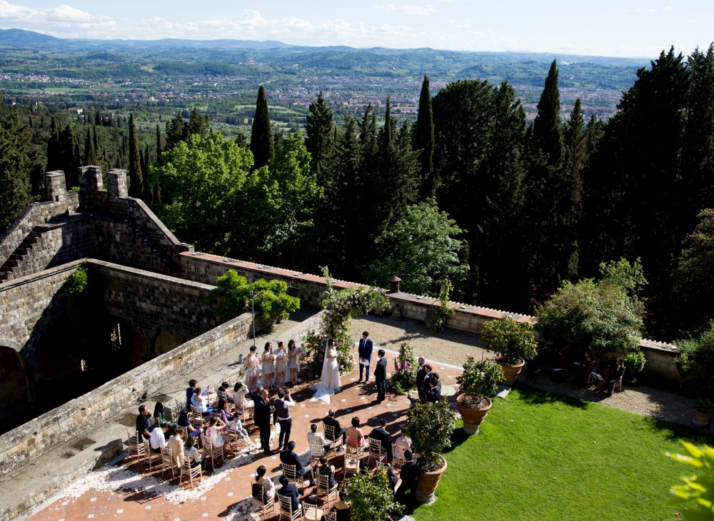 best romantic wedding ceremony in an intimate venue in tuscany