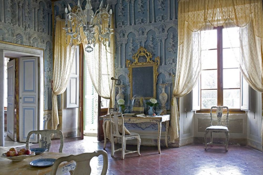 Blue room with windows at elegant wedding villa in Siena