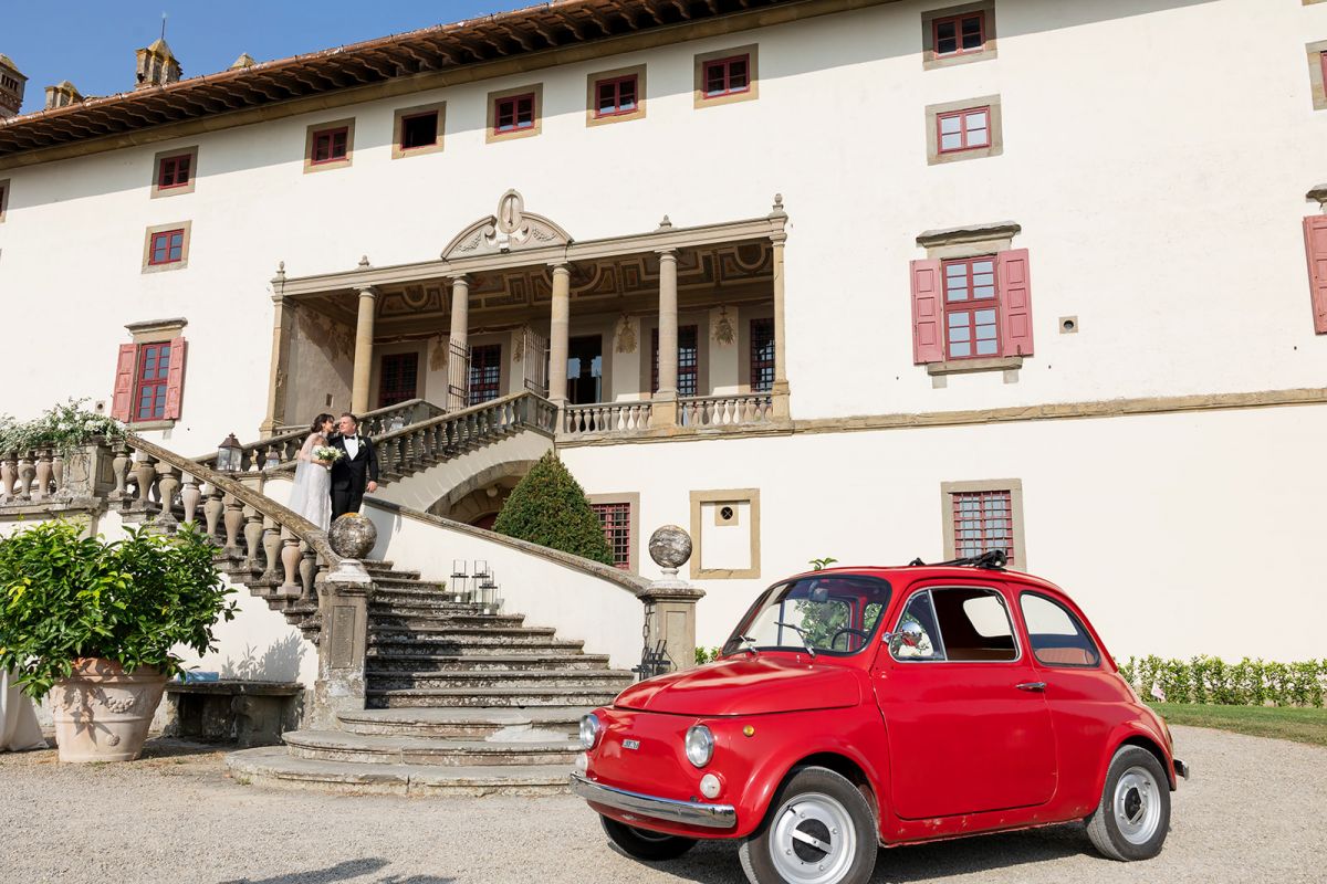 Bride and groom with Five Hundred car at the Villa Medicea in Tuscany
