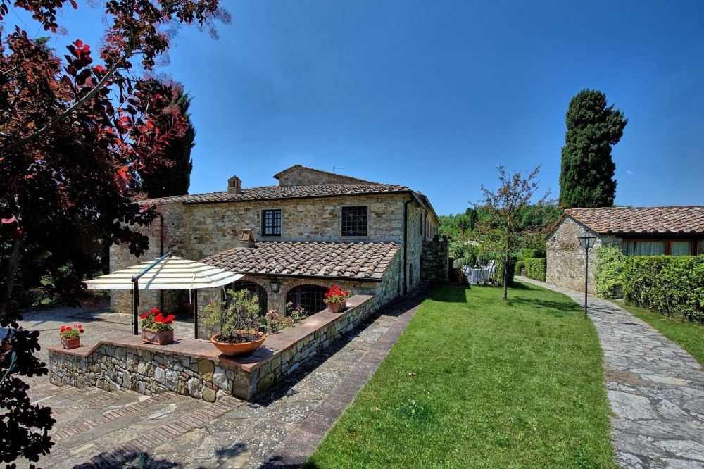 Building and garden at romantic wedding farmhouse in Tuscany