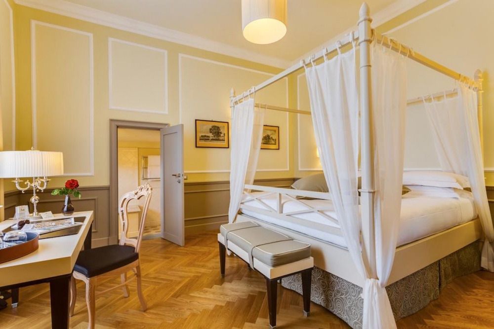 Canopy bedroom of castle for weddings in Tuscany