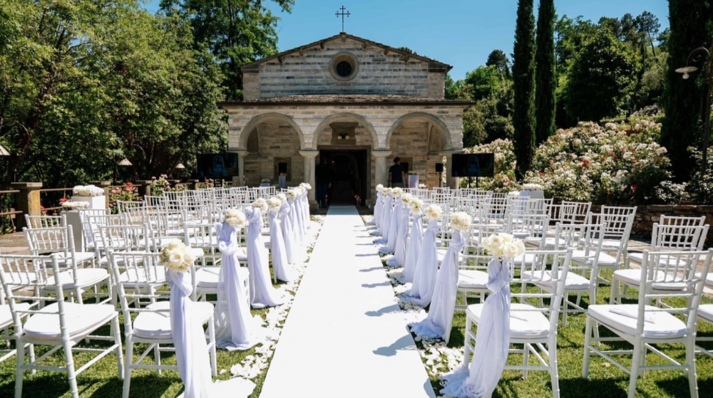 tuscany wedding ceremony in a hamlet