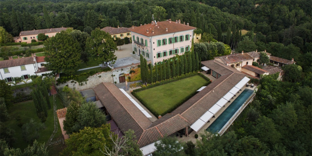 aerial view of a villa for wedding in tuscany