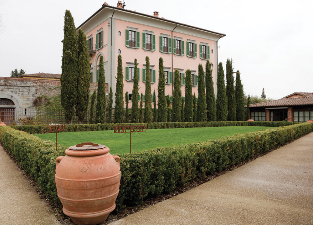 side view of a charming wedding villa in tuscany