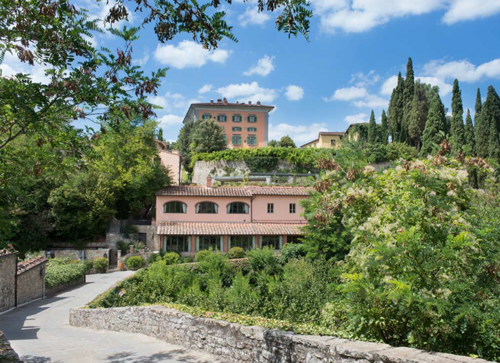 view of a charming villa for wedding in tuscany