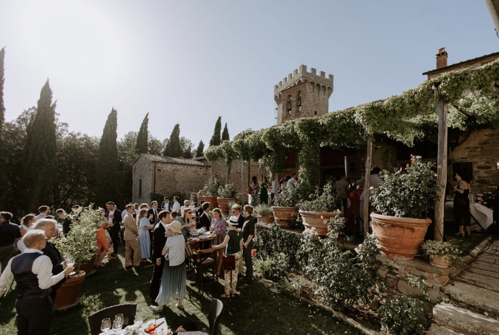 Cocktail at farmhouse for weddings in Tuscany