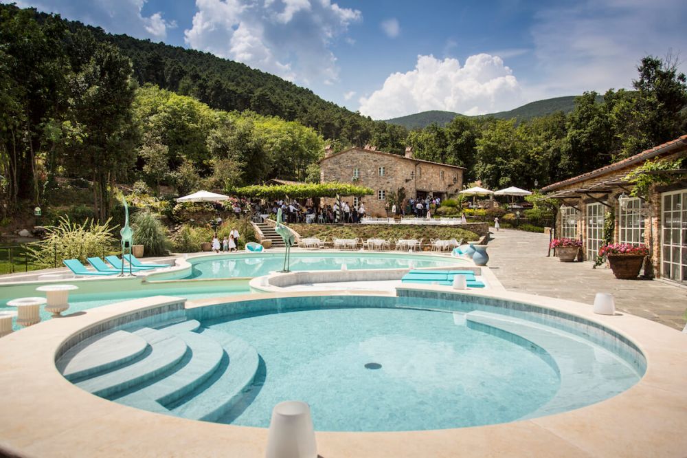 Cocktail at the Tuscan wedding hamlet