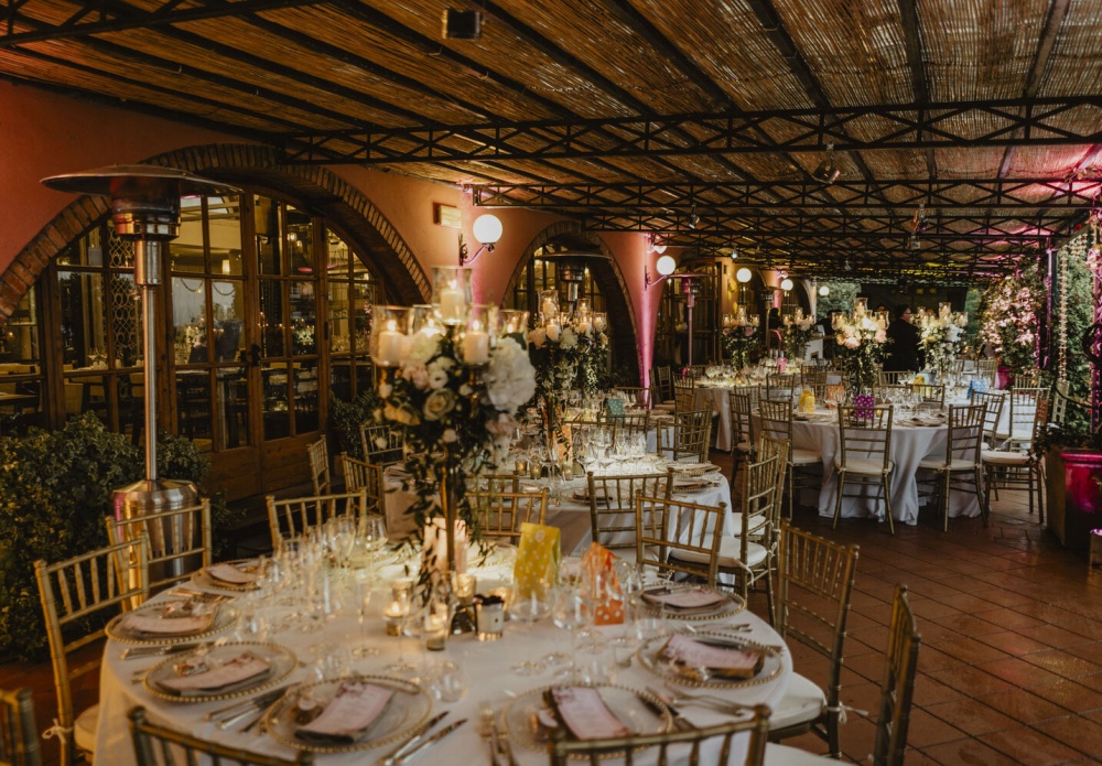 Colored dinner tables at luxury venue in Lucca