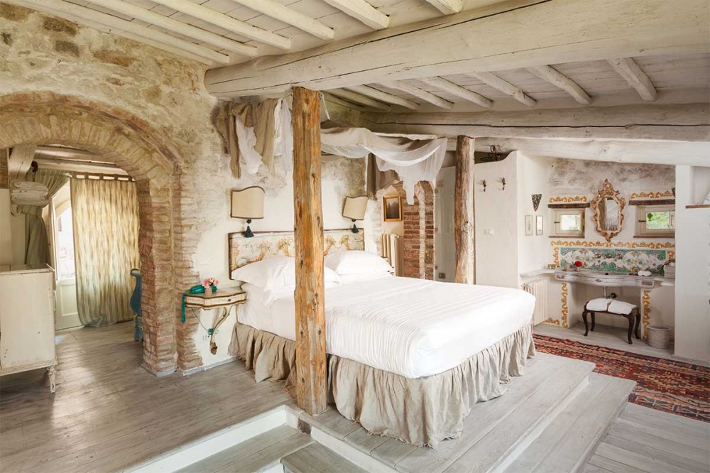 Cosy four poster bedroom at Chianti wedding hamlet near Siena