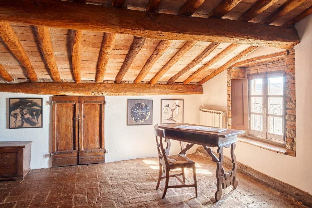 Cosy writing desk at wedding farmhouse in Tuscany