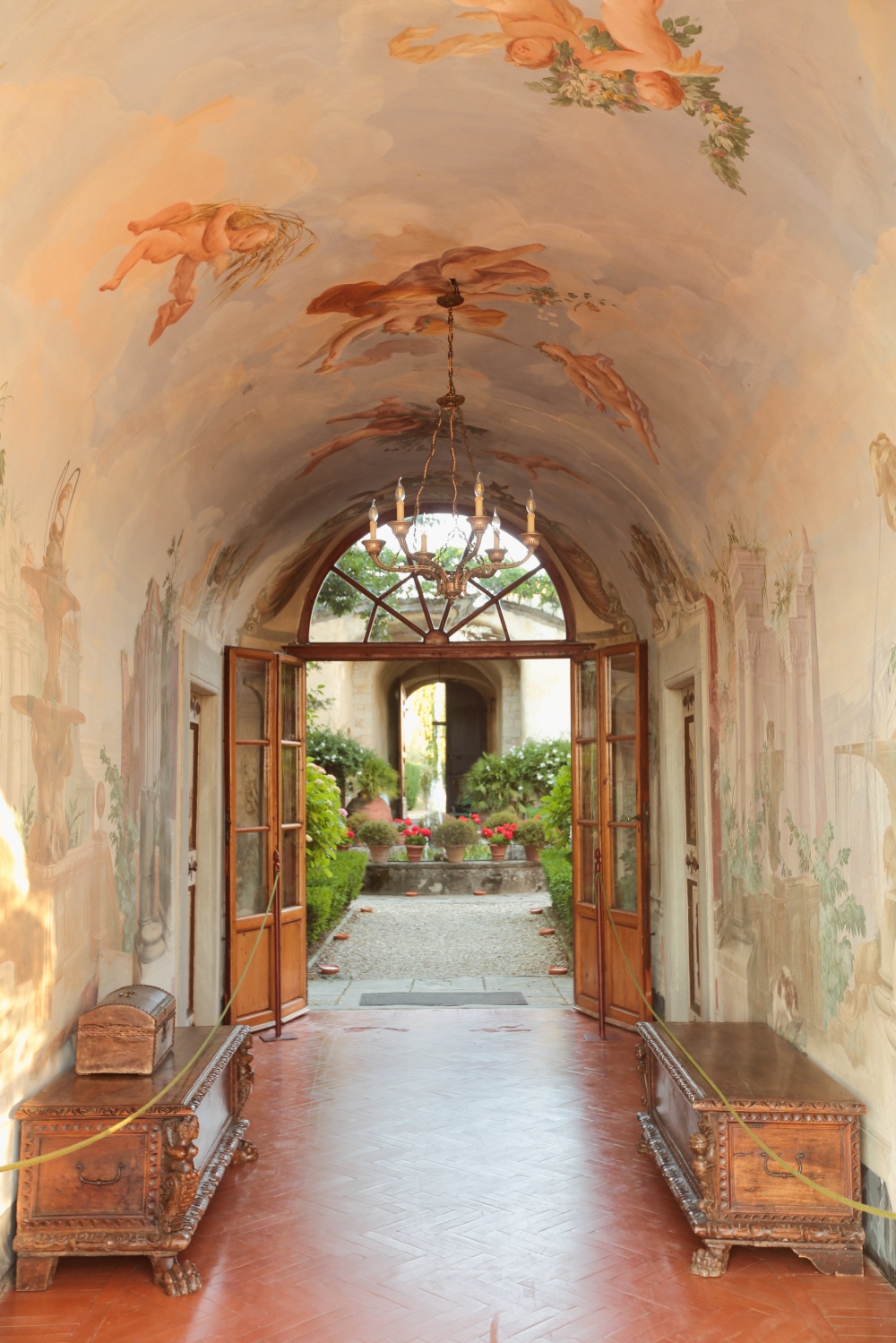 country chic real passage with frescoes for wedding in tuscany