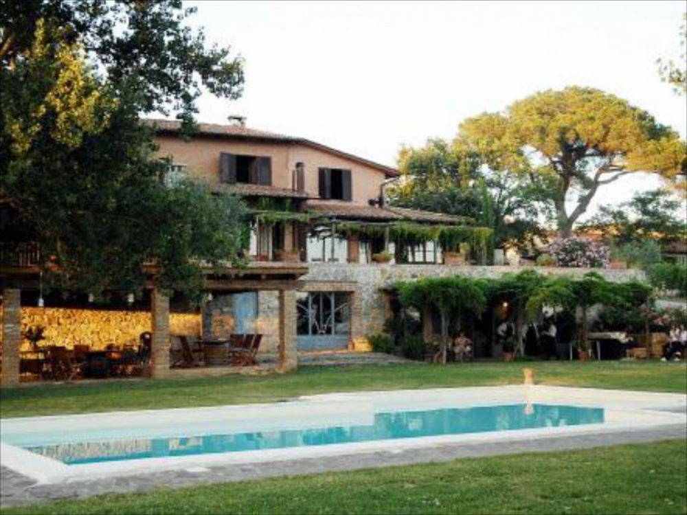 pool in a wedding hamlet in siena