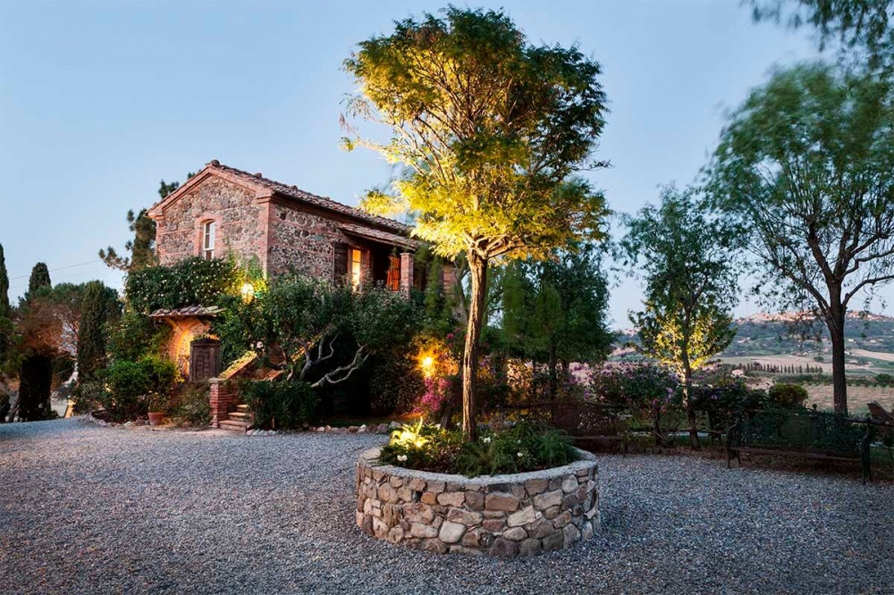 Courtyard of Chianti hamlet for weddings