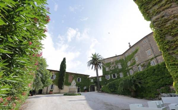 courtyard of a castle for wedding in tuscany