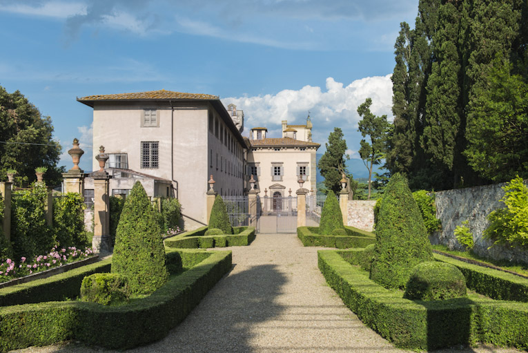 side entrance from the voliera garden