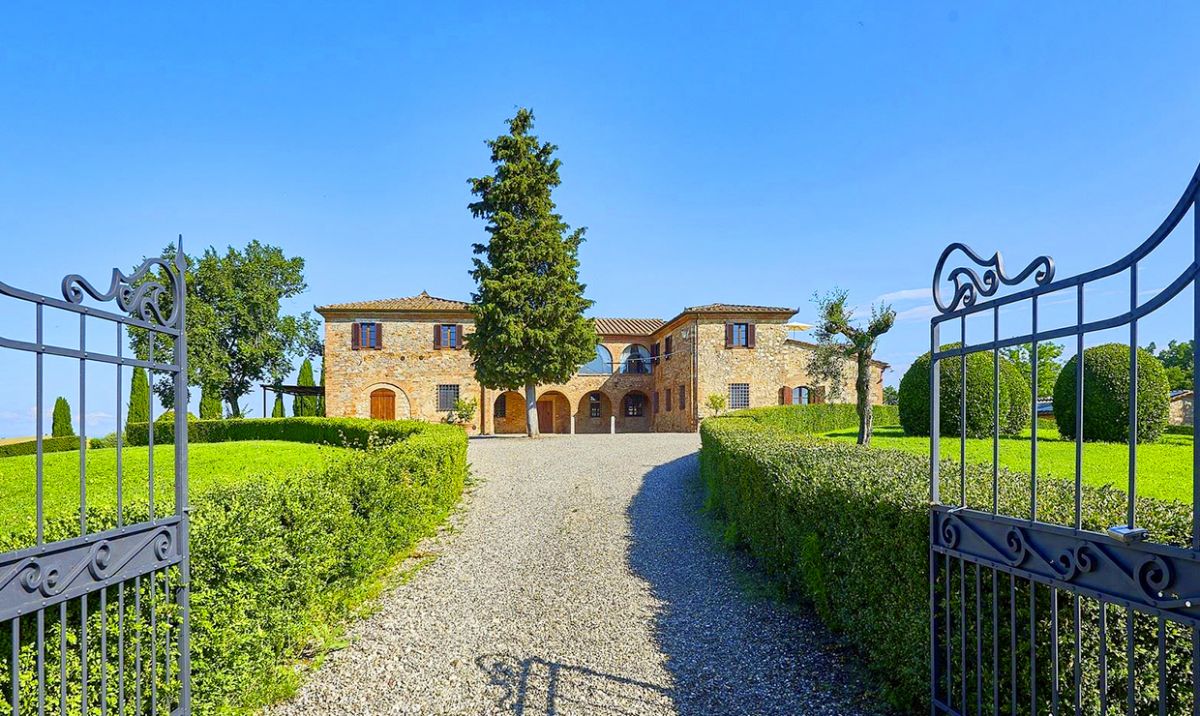 Entrance of the villa for weddings in Siena
