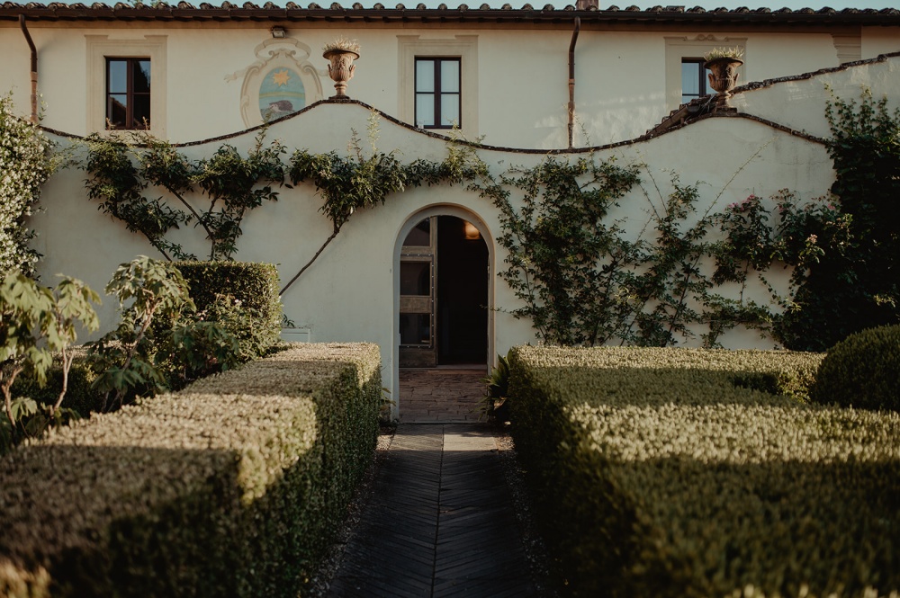 Facade with greenery of villa in Florence for wedding
