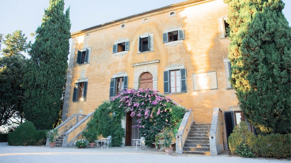 Facade of villa for wedding in Tuscany