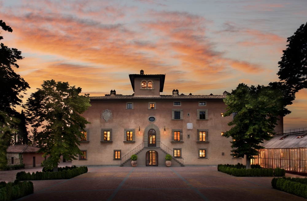 Facade of wedding villa with view in Chianti