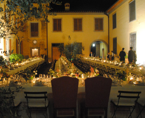 wedding dinner setting in a farmhouse in arezzo