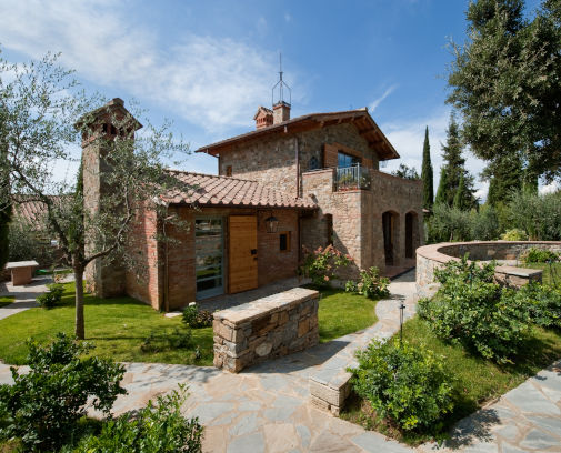 entrance of a wedding farmhouse in arezzo