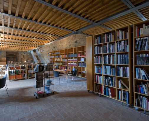 library room in a farmhouse for wedding in arezzo