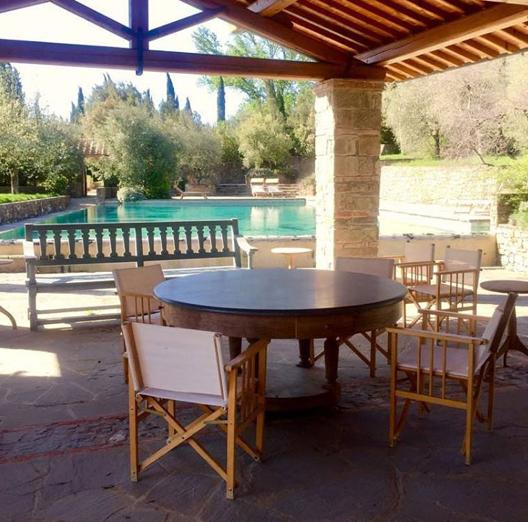 pool relaxing area in a farmhouse for wedding in arezzo