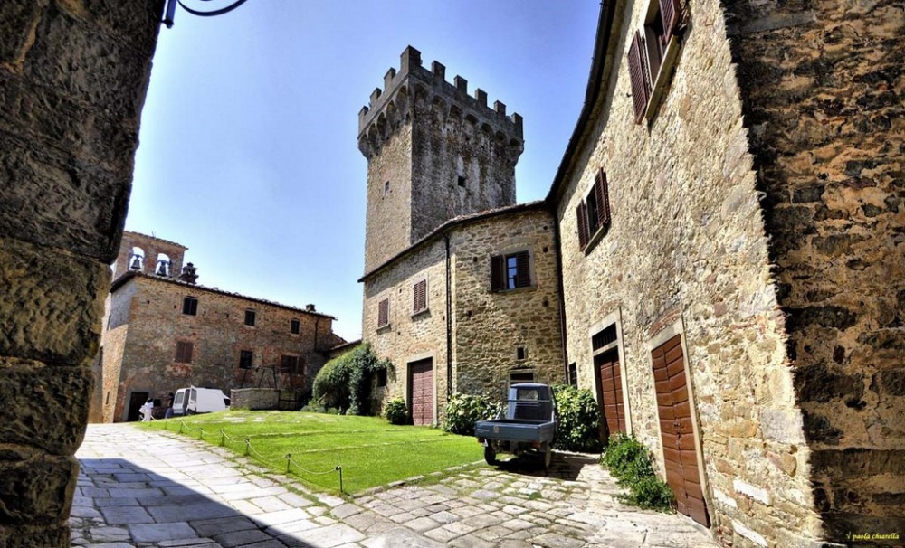 farmhouse with square for weddings in tuscany