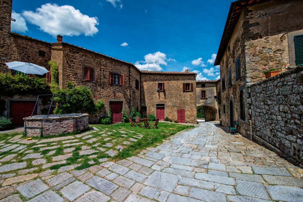 farmhouse with water well for weddings in tuscany