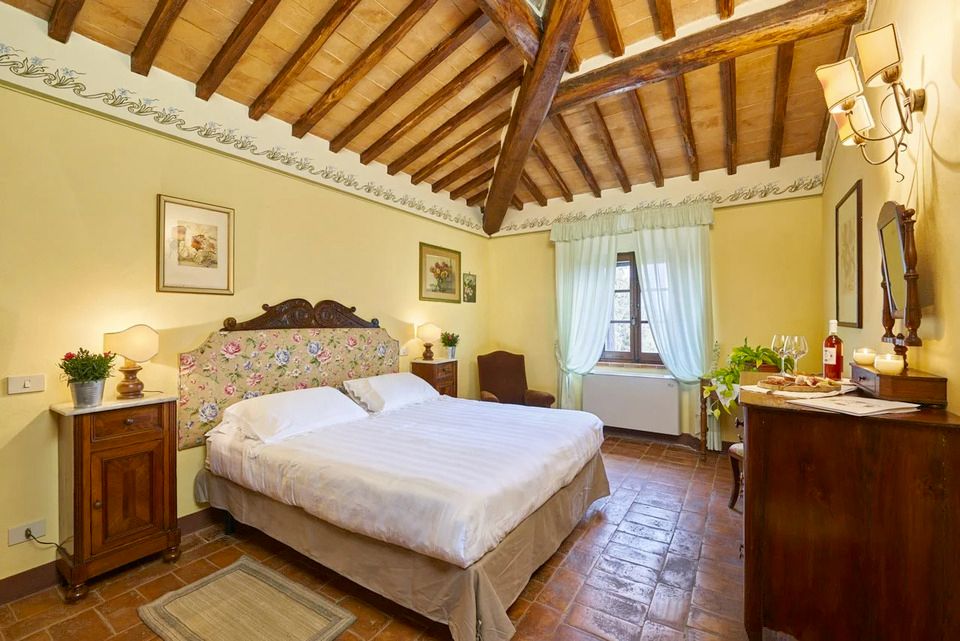 Floral bedroom at the villa for weddings in Siena