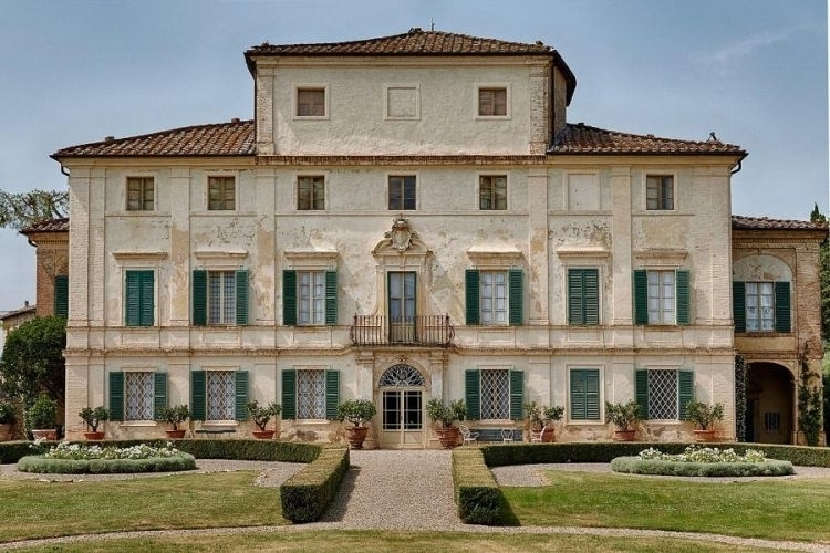 elegant wedding villa in Siena facade