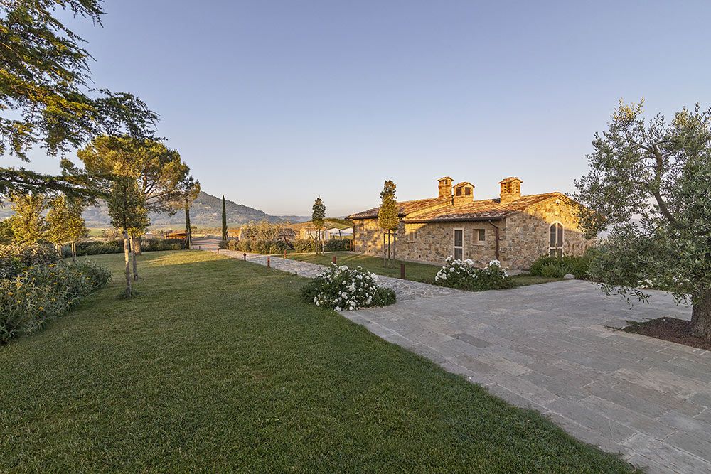 Garden and annex of wine resort for weddings in Tuscany