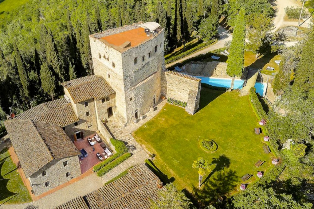 Garden of the castle for weddings in Siena