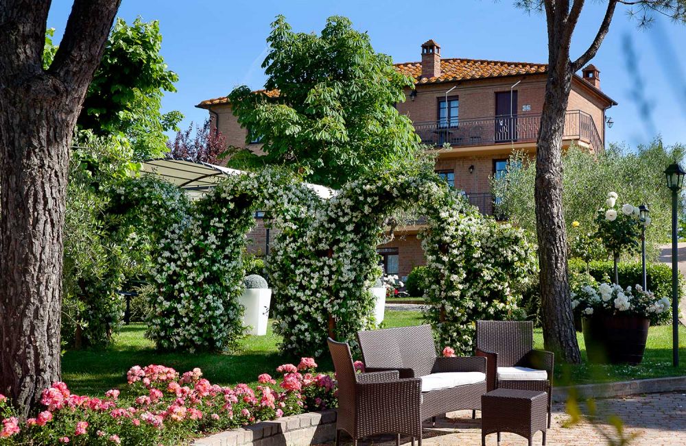 Garden with flowers at the villa in Tuscany for weddings