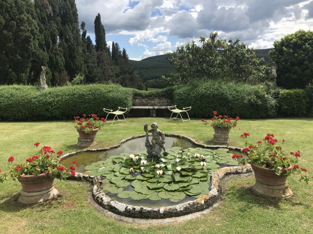 Garden with fountain at wedding villa in Chianti