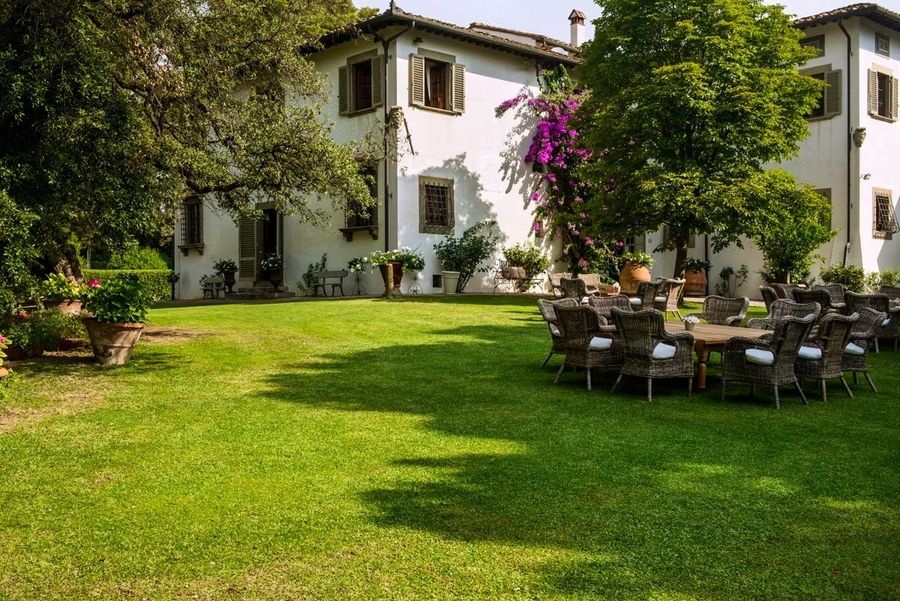 Garden with lounge area at the villa for wedding in Tuscany