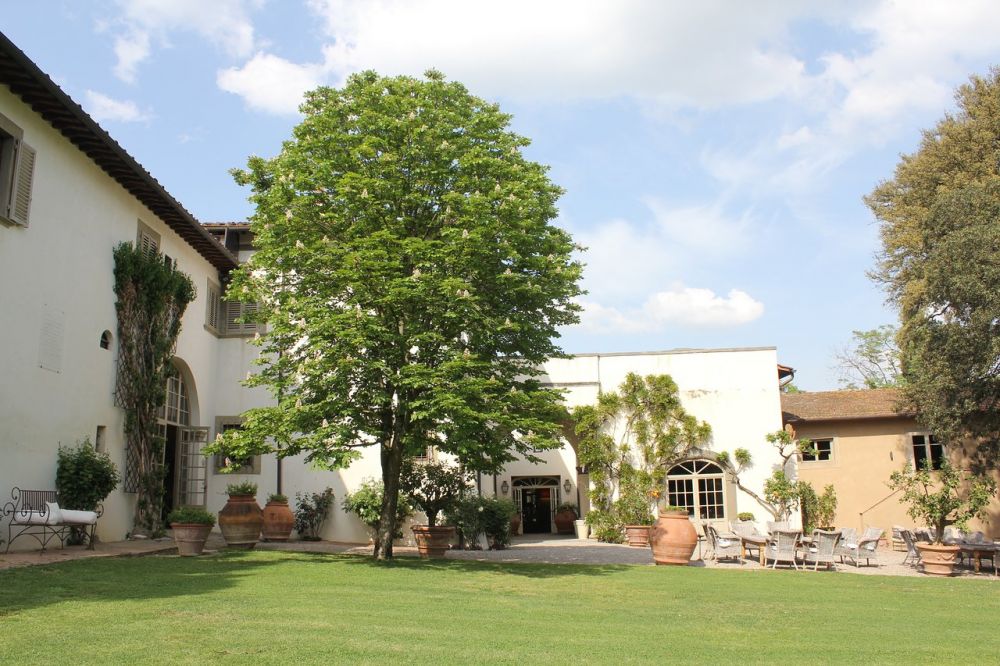 Garden and tree at the villa for wedding in Tuscany