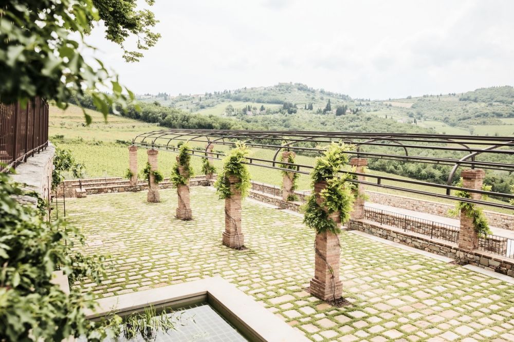 Garden with tunnel at wedding villa in Chianti