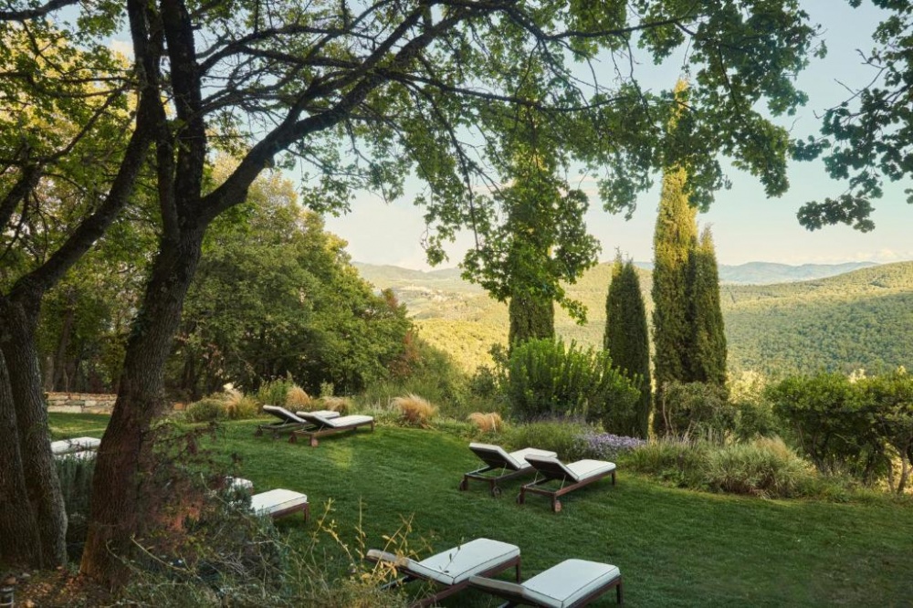 Garden with view of villa for wedding in Siena