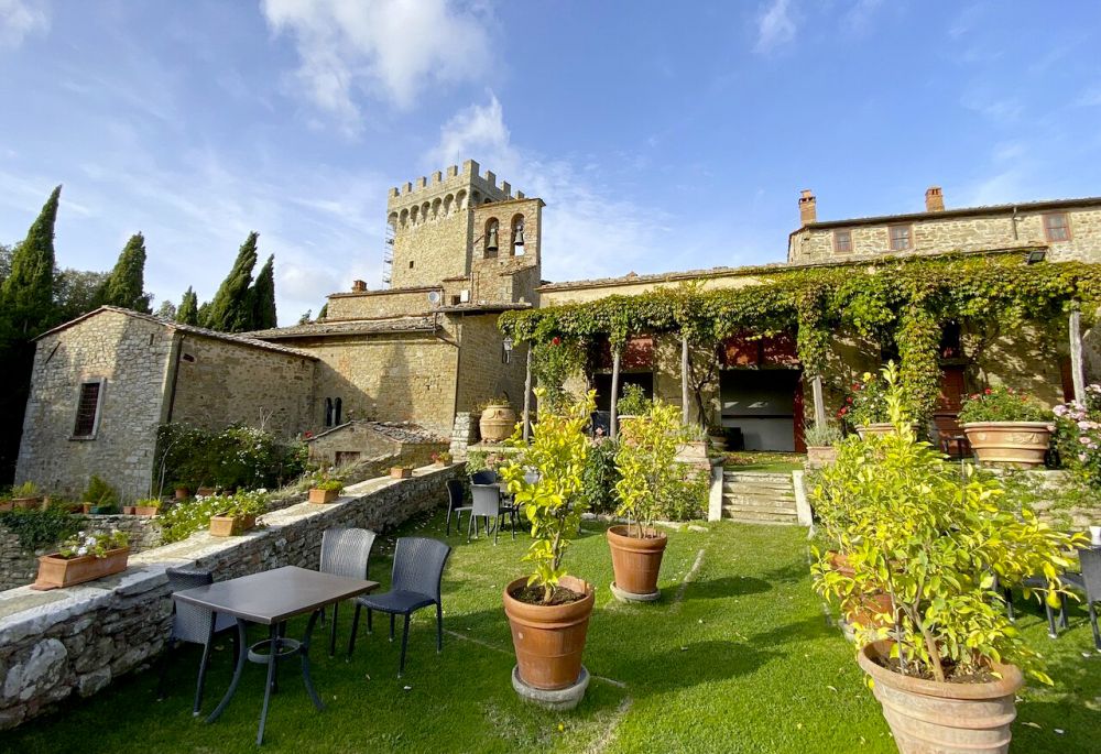 Garden with lemons at the farmhouse for weddings in Tuscany