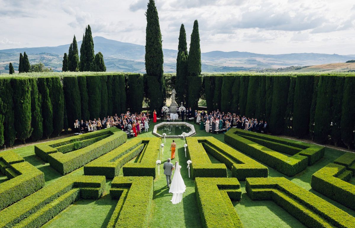 Getting married in Tuscany with an outdoor garden ceremony