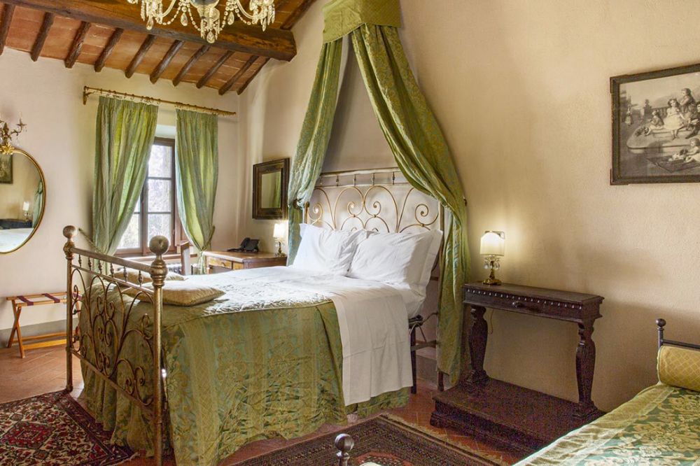 Green bedroom at the castle for weddings in Siena