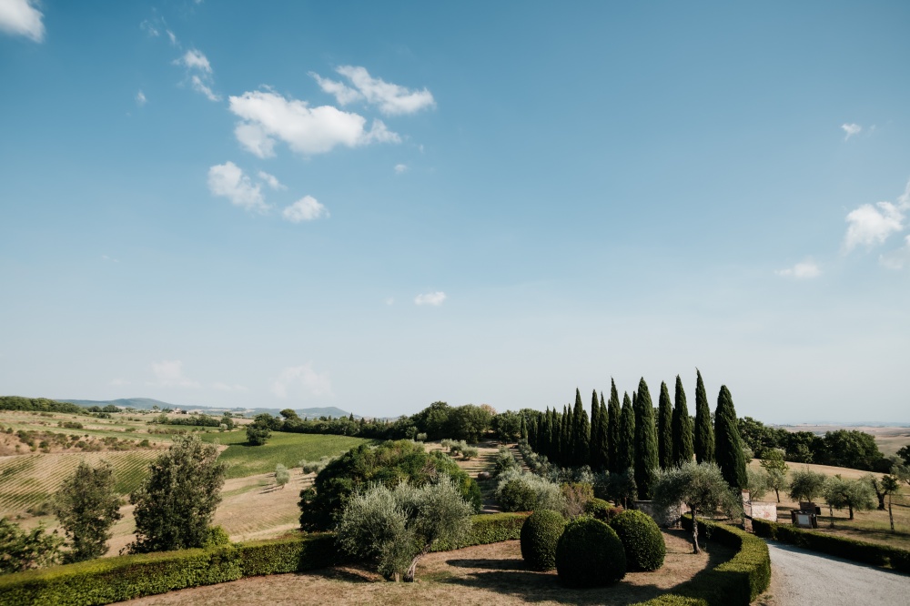Green countryside around villa for wedding in Siena